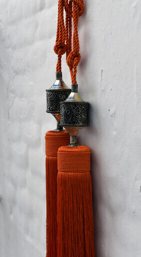 Handgefertigte marokkanische orangefarbene Quasten mit kunstvollem Metallmotif
